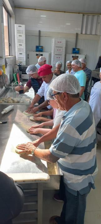 Foto 4 de 6 — Idosos do lar Otoniel de Camargo fazem e comem pizzas para comerar ação solidária